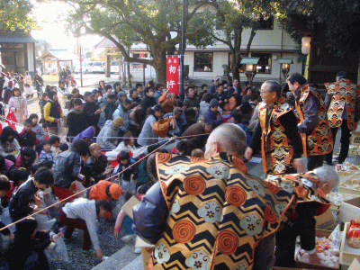 顯國神社の初午祭（もち投げ）