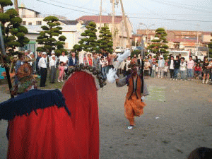 顯國神社の三面獅子