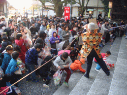 初午祭餅投げ【顯國神社稲荷社】