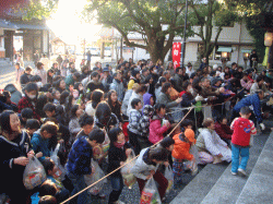 初午祭餅投げ【顯國神社稲荷社】