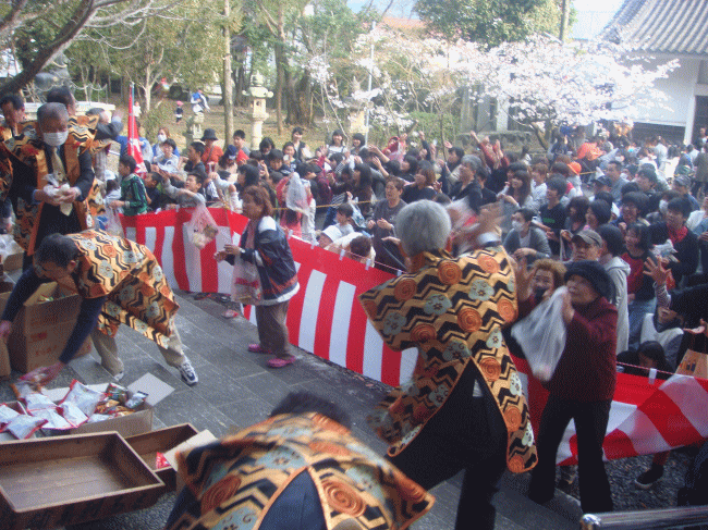 初午祭もち投げ