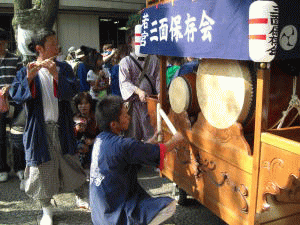 例祭（境内）　三面獅子舞