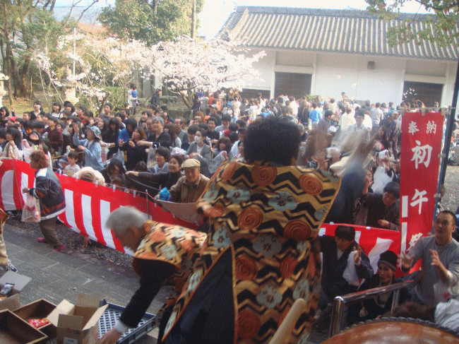 初午祭もち投げ