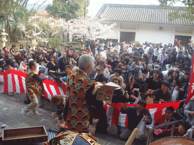 初午祭もち投げ